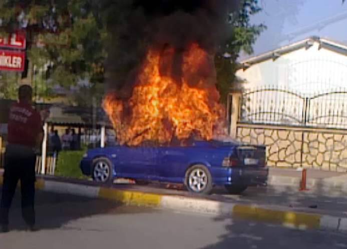 OTOMOBİL ALEV TOPUNA DÖNDÜ