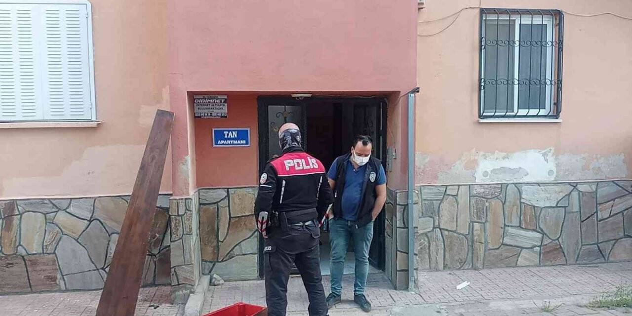 Evinde asılı halde bulundu