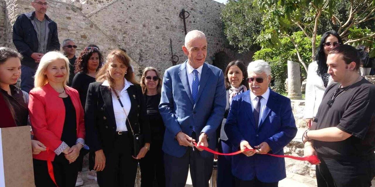 Öğrenciler Marmaris Kalesi’nde resim yaptı, konser verdi