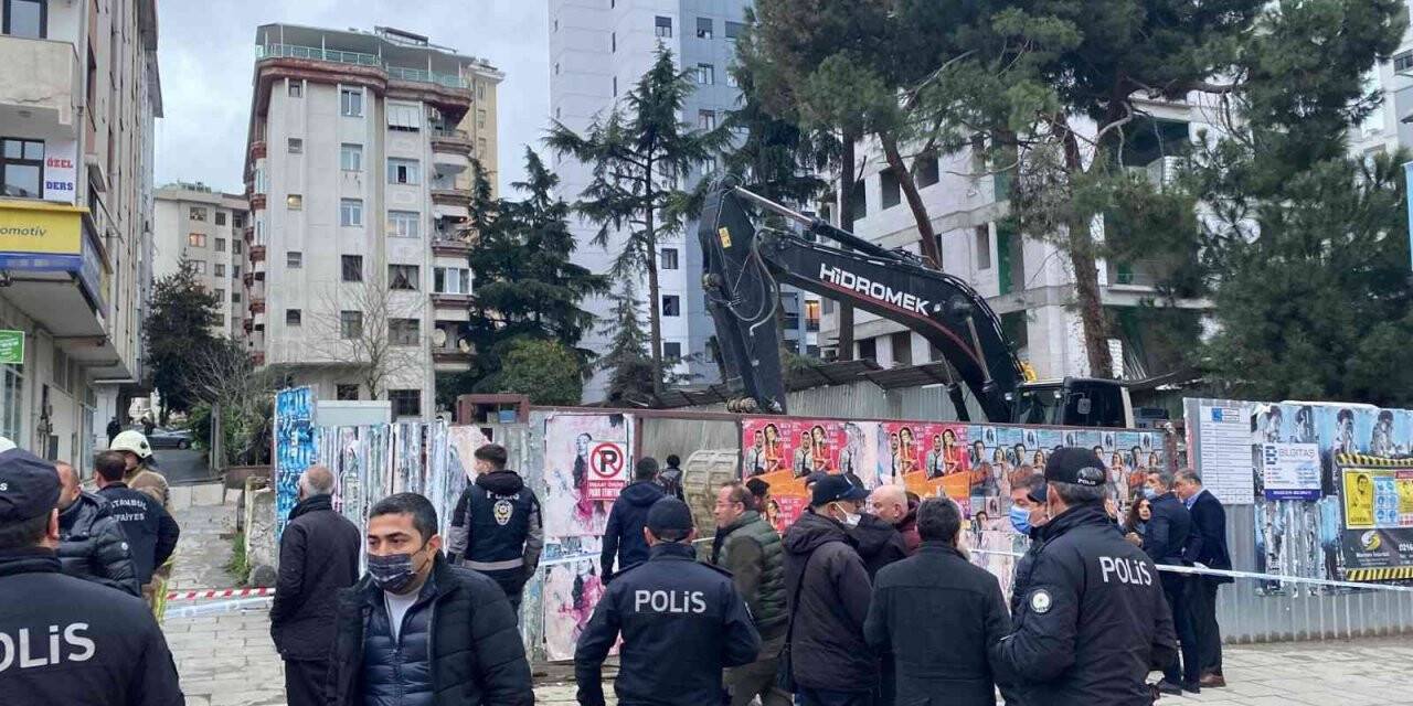 Kadıköy Kozyatağı’nda Şemsettin Günaltay Caddesi üzerindeki bir inşaatta çalışma esnasında göçük meydana geldi. Yan binada mahsur kalan vatandaşların tahliye çalışmaları devam ediyor.