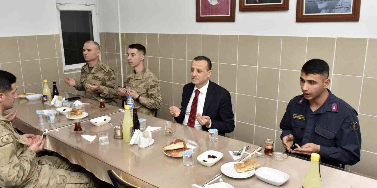 Vali Taşbilek, orucunu Mehmetçikle açtı