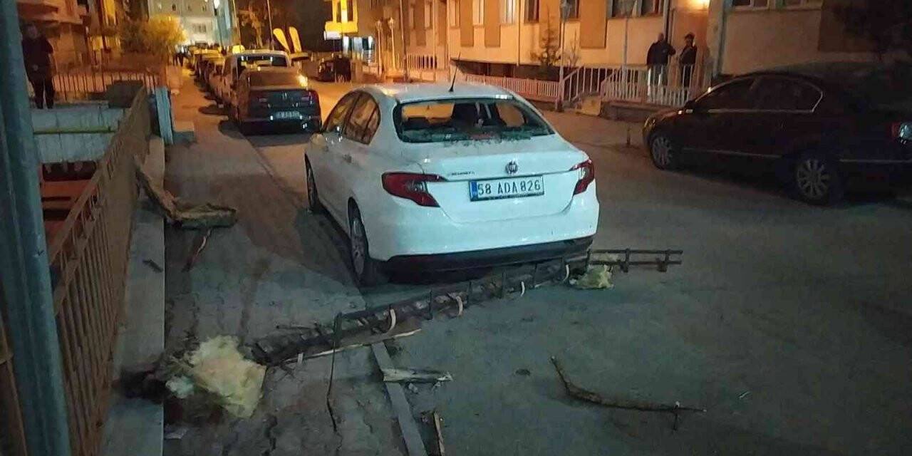 Sivas’ta fırtına hayatı felç etti