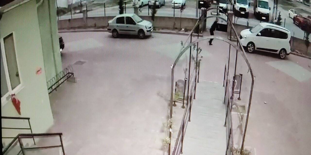 Otomobilini kurtardı, kendini kurtaramadı