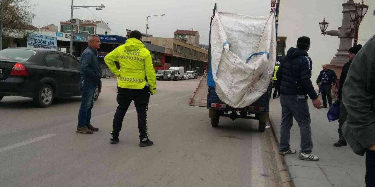 Polisle tartışan mülteciye vatandaşlar tepki gösterdi