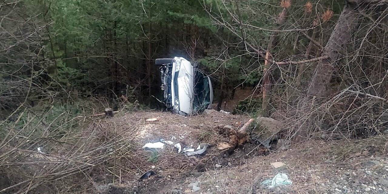 Otomobil ormanlık alanda şarampole yuvarlandı: 2 yaralı
