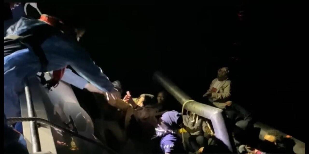 Ayvalık’ta 19 göçmen kurtarıldı