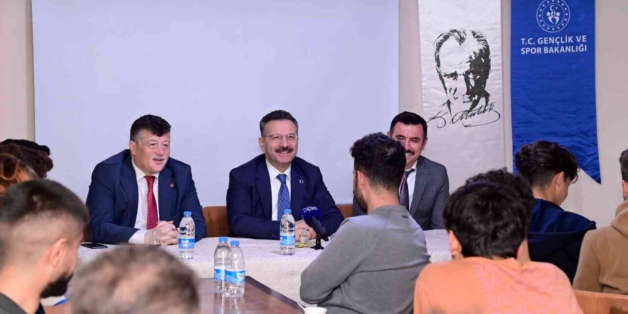 Vali Aksoy, üniversiteli öğrencilerin misafiri oldu