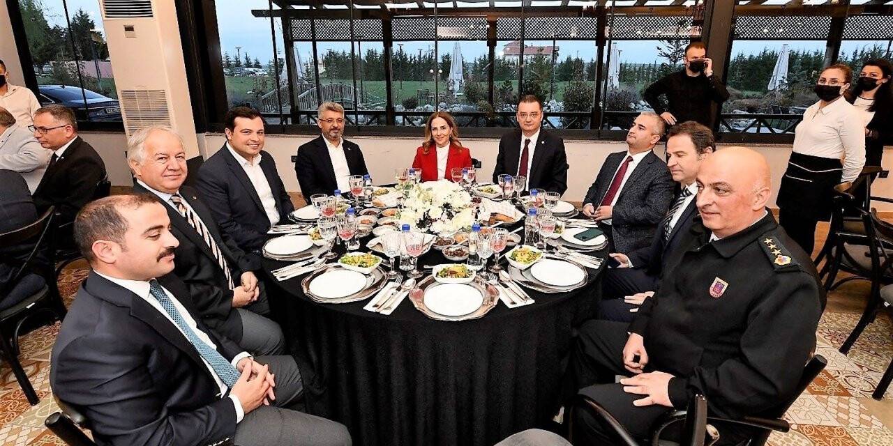 Uşak’ı yönetenler iftar sofrasında buluştu
