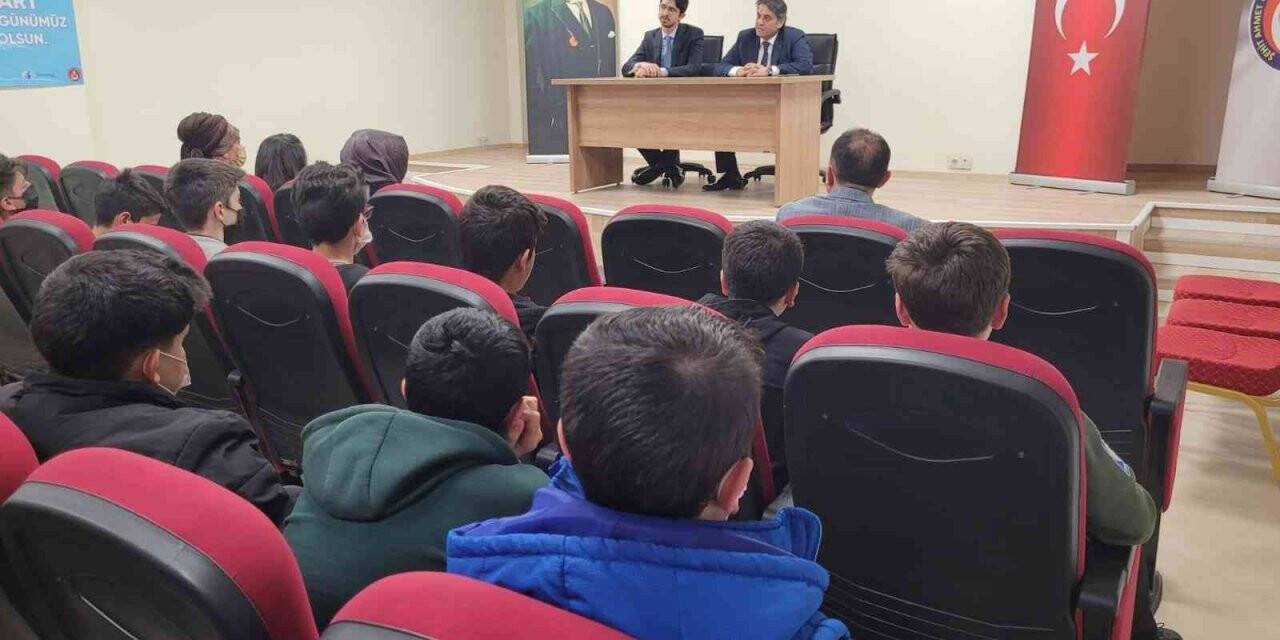 Olgun mesleki deneyimlerini öğrencilerle paylaştı