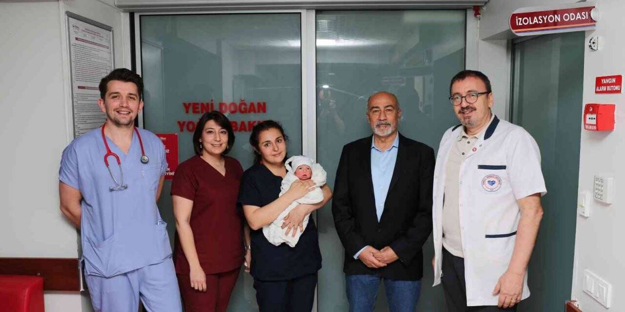 Doğumu riskli görülen minik Bayram, Cerrahi’de hayata tutundu