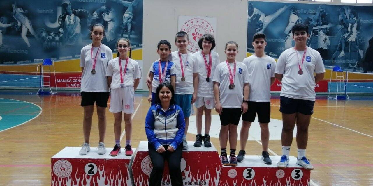 Yunusemreli badmintonculardan 23 Nisan turnuvasında 23 madalya