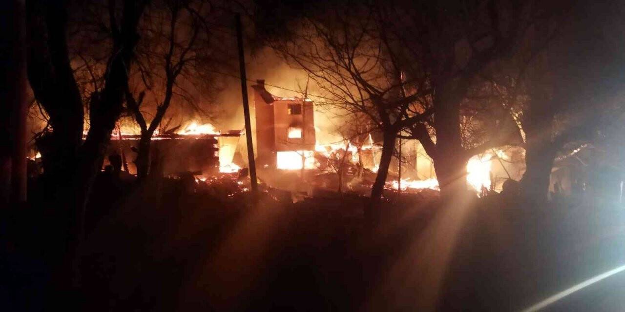 Artvin’de köy evinde çıkan yangında 1 kişi hayatını kaybetti