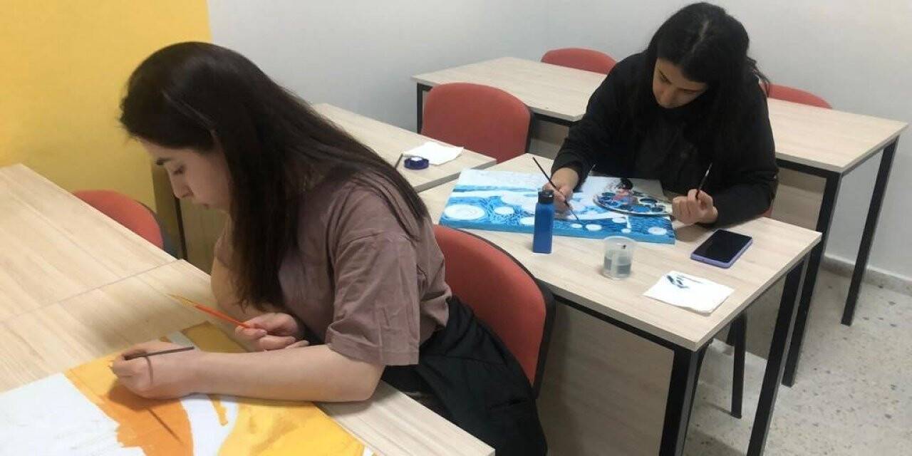 Öğrencilerin resim sergisi beğeni topladı