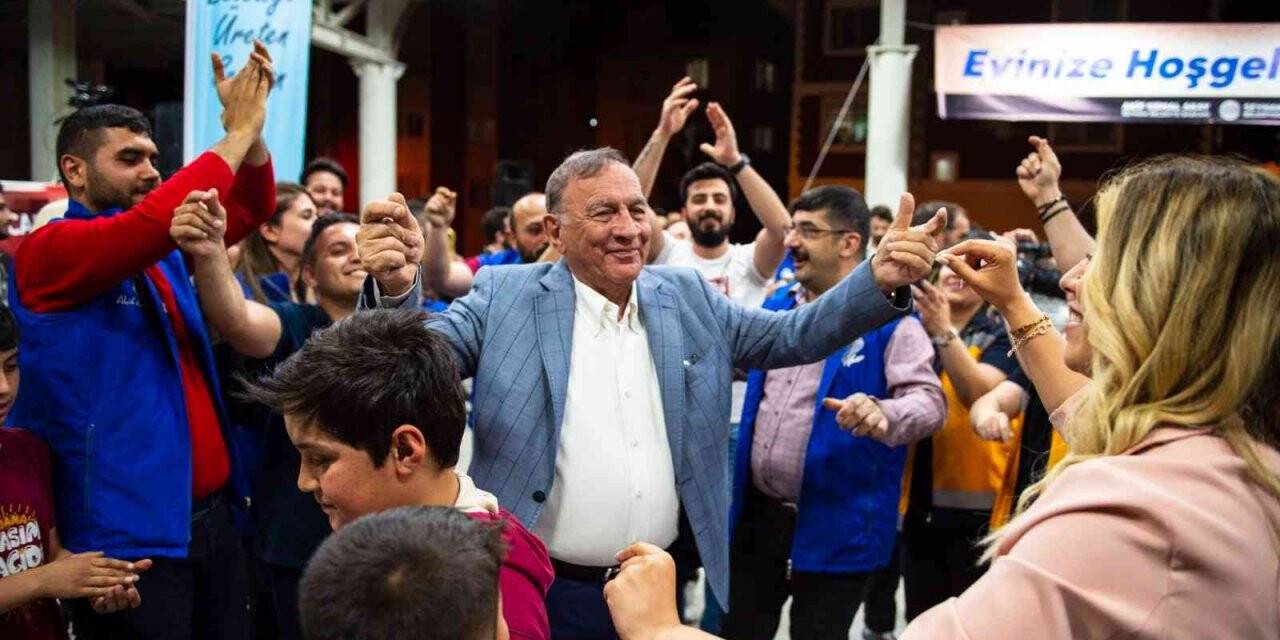 Üniversitelilerden Başkan Akay’a doğum günü sürprizi