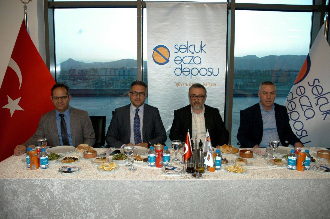 Selçuk Ecza Deposu geleceğin eczacılarını iftarda buluşturdu