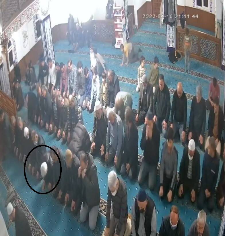 Camide namaz kılarken hayatını kaybetti