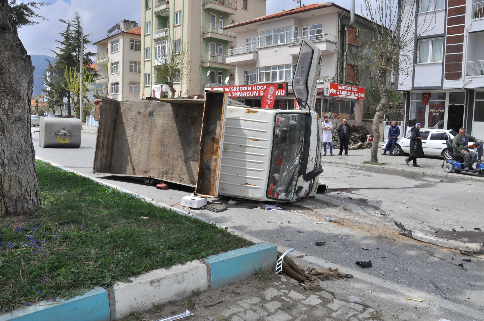 Akşehir'de süt kamyoneti ile otomobilin çarpışması sonucu 2 kişi yaralandı