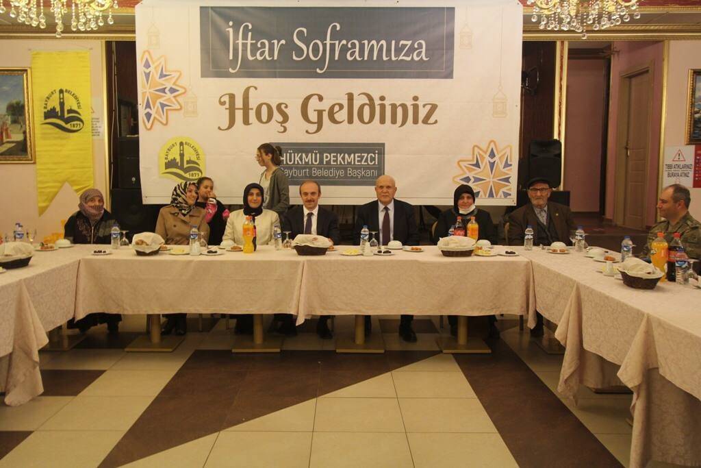 Şehit aileleri ile gaziler onuruna iftar verildi