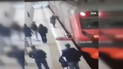 Ayağı metronun kapısına sıkışan yolcu yerde sürüklendi