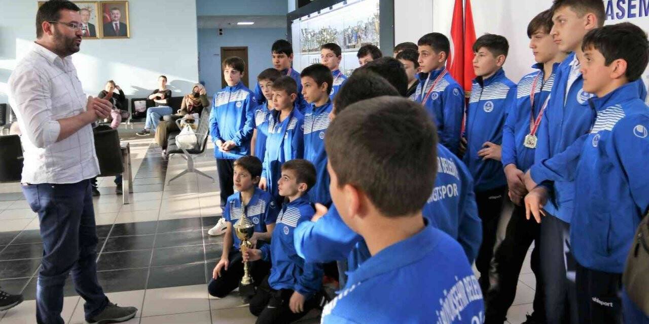 Kağıtspor güreşte Türkiye şampiyonu