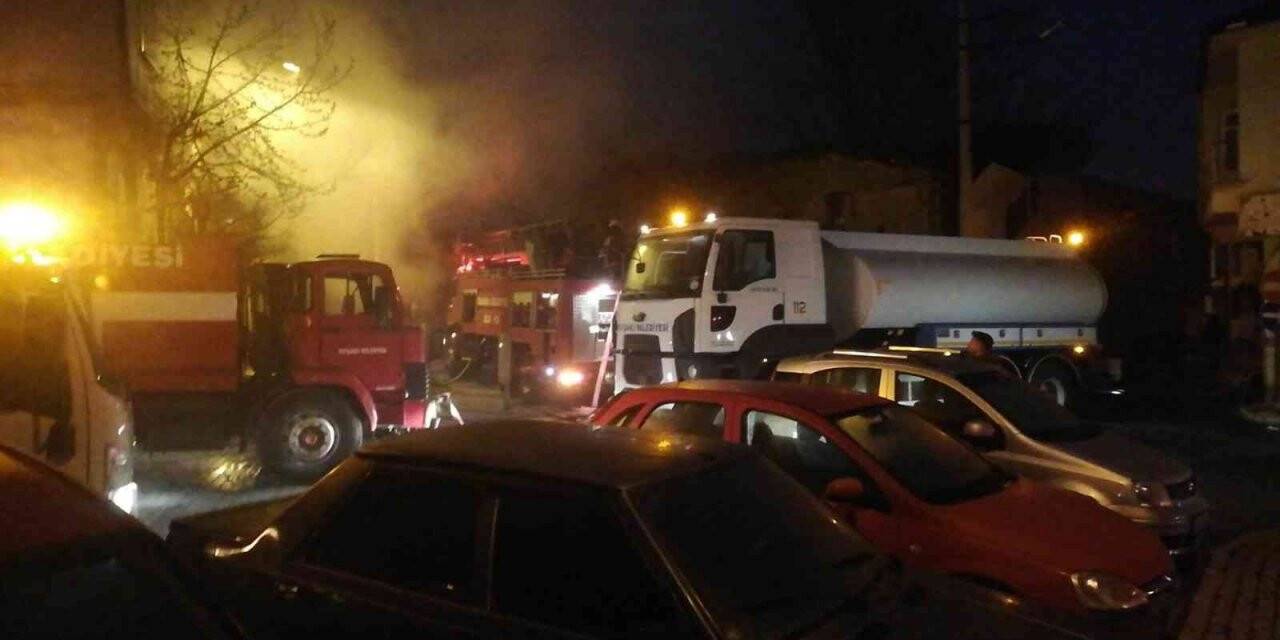 Tavşanlı’daki yangında 2 katlı tarihi ahşap bina kül oldu