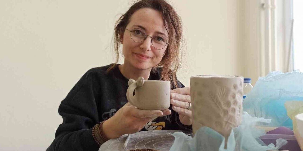 Kadınlar çamuru sanatla buluşturuyor