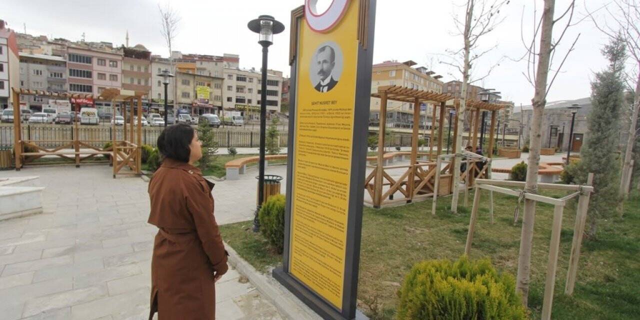 Şehit Nusret Bey’in biyografisinin olduğu levha adını taşıyan parka yerleştirildi