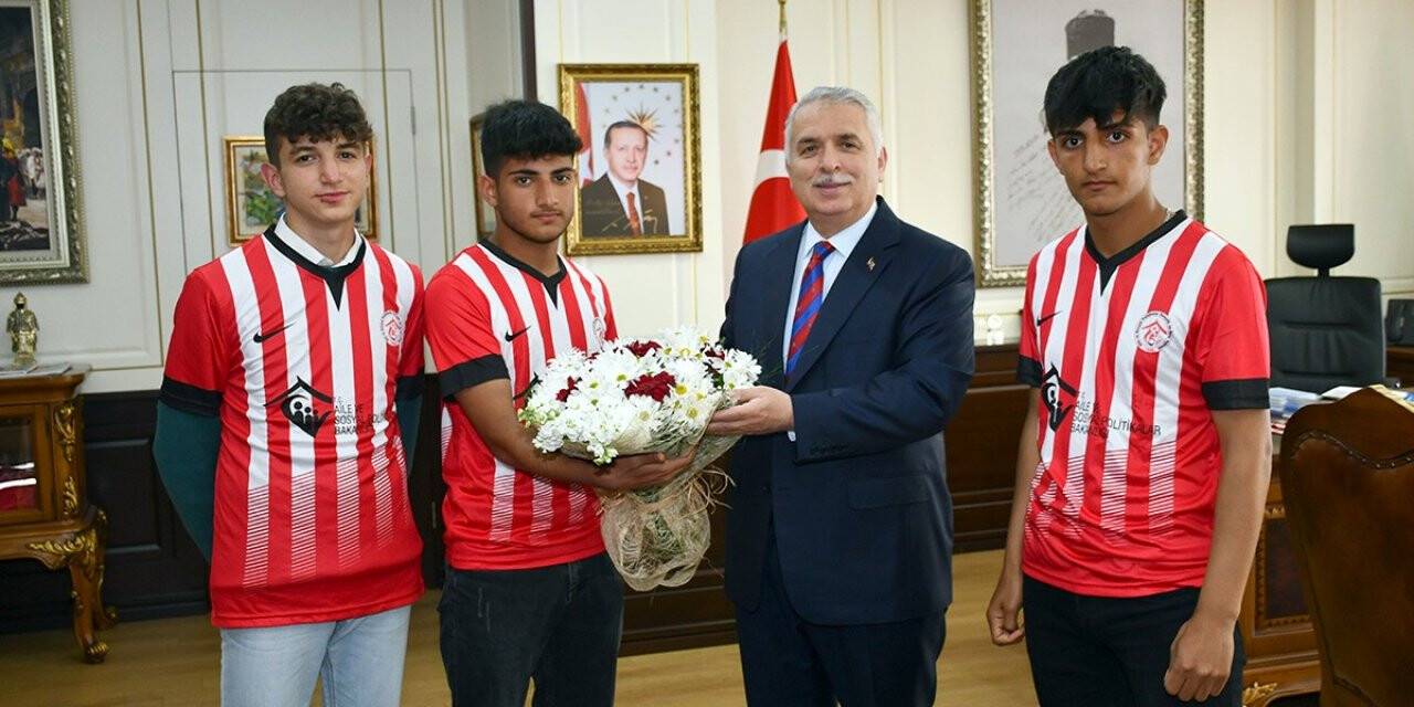 Dereceye giren sporcular madalyalarını taktı