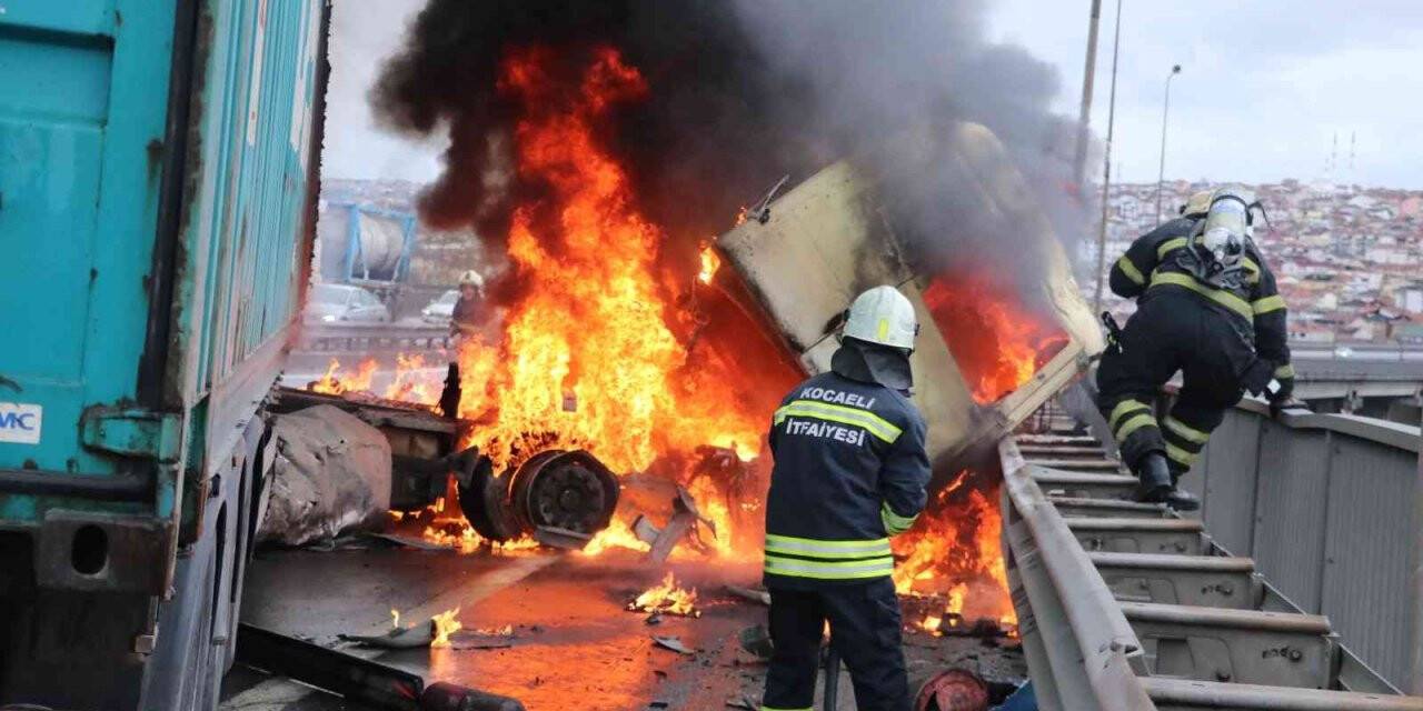 Makaslayan tır alev alev yandı, TEM otoyolu 2 saat trafiğe kapandı