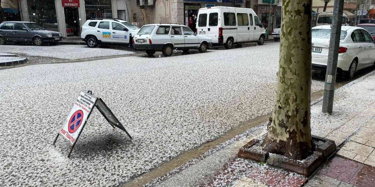 Fındık büyüklüğünde yağan dolu ilçeyi beyaza bürüdü