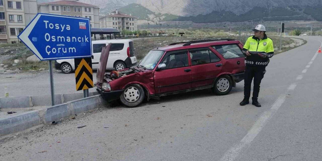 Hafit ticari araç ile otomobil çarpıştı: 1 yaralı