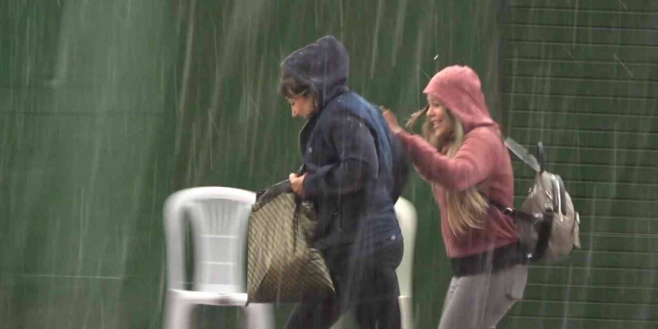 Güneşe aldanan vatandaşlar yağmura hazırlıksız yakalandı