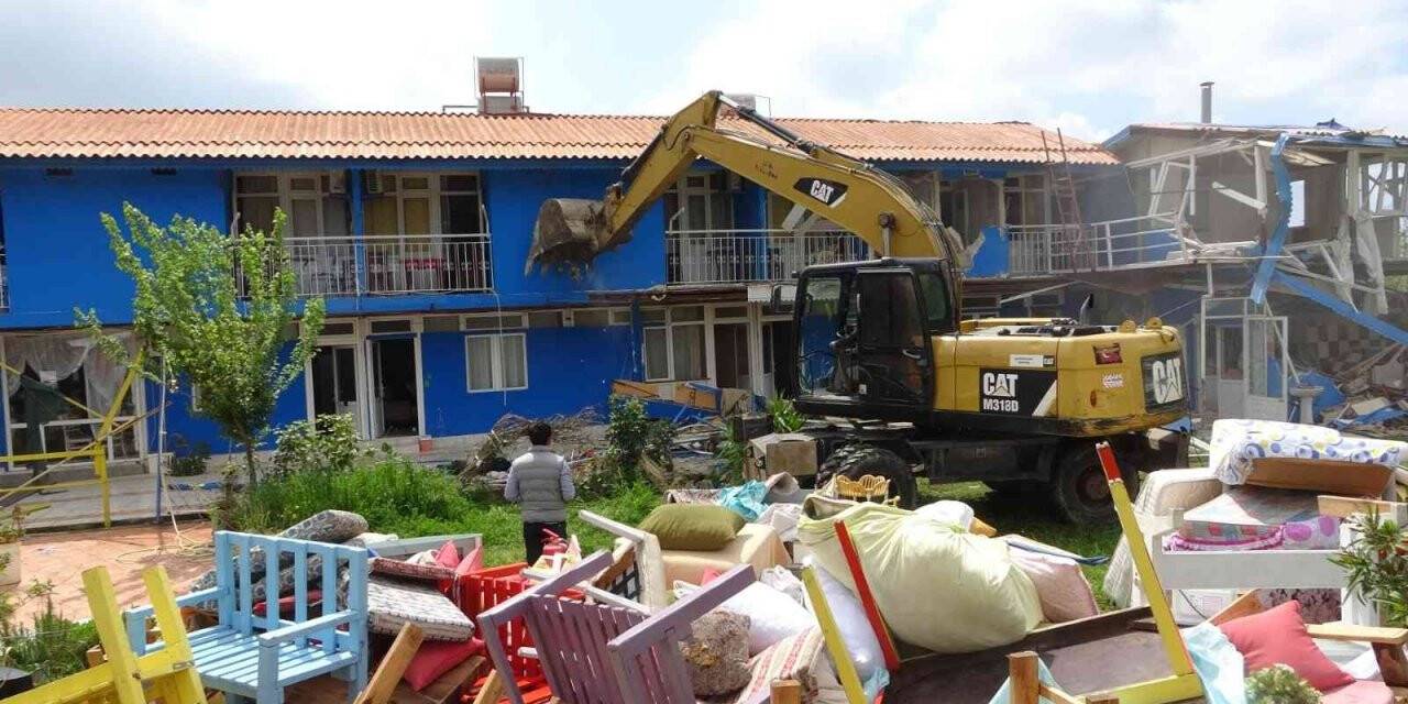 Turizm bölgesinde sit alanında bulunan otel belediye tarafından yıkıldı