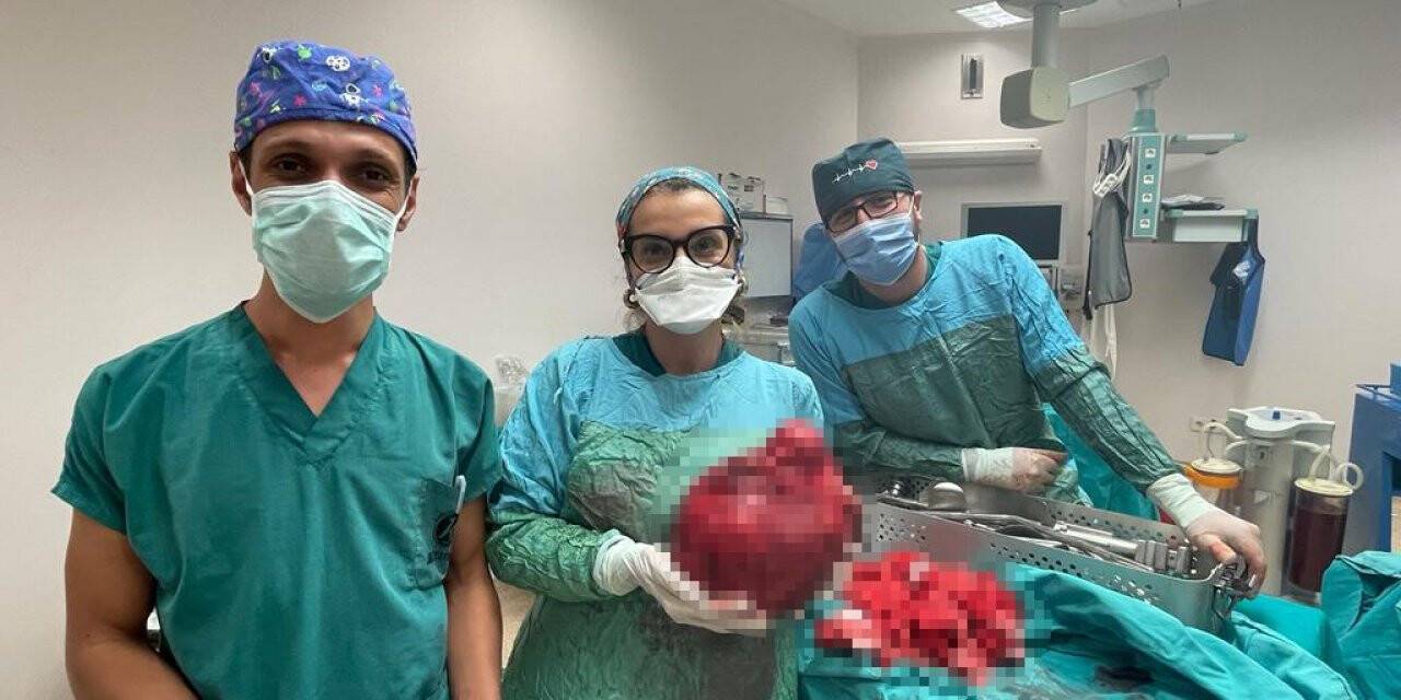 Kars’ta 65 yaşındaki kadından 6 kilo kitle çıkarıldı