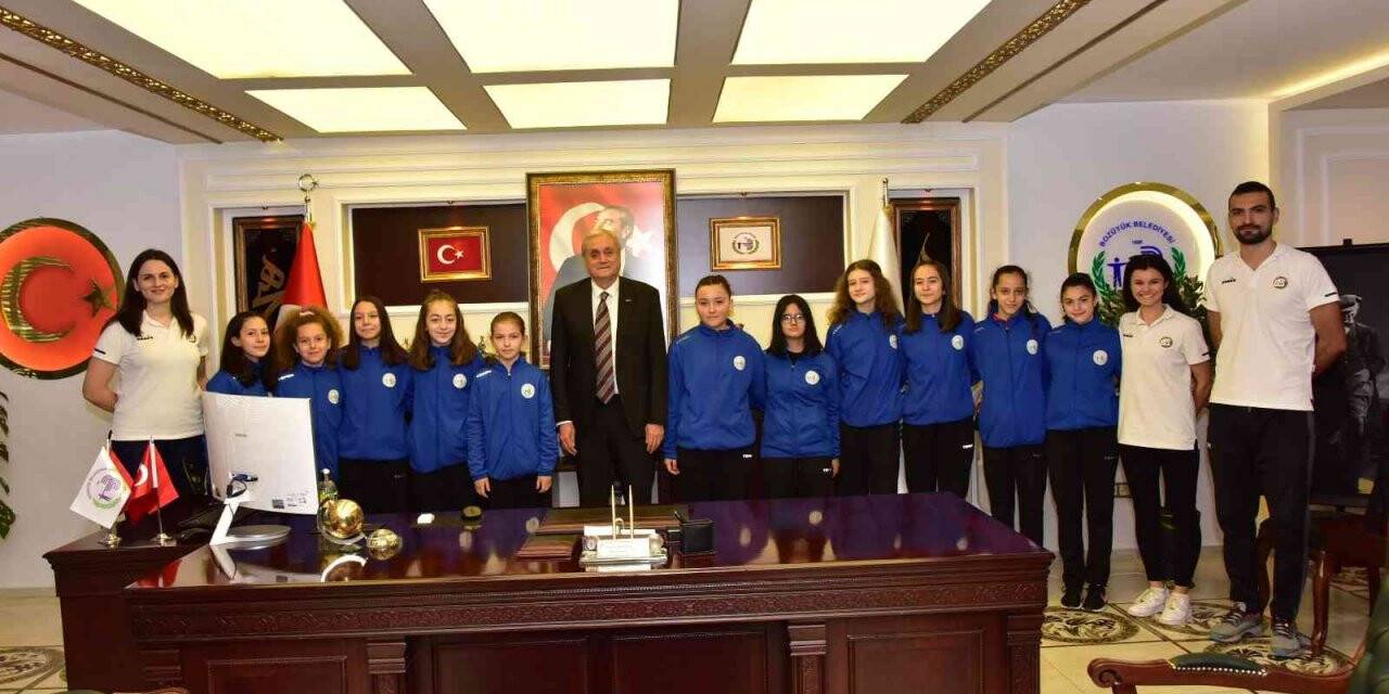 Bozüyük’ün gururu başarılı voleybolculardan Başkan Bakkalcıoğlu’na ziyaret