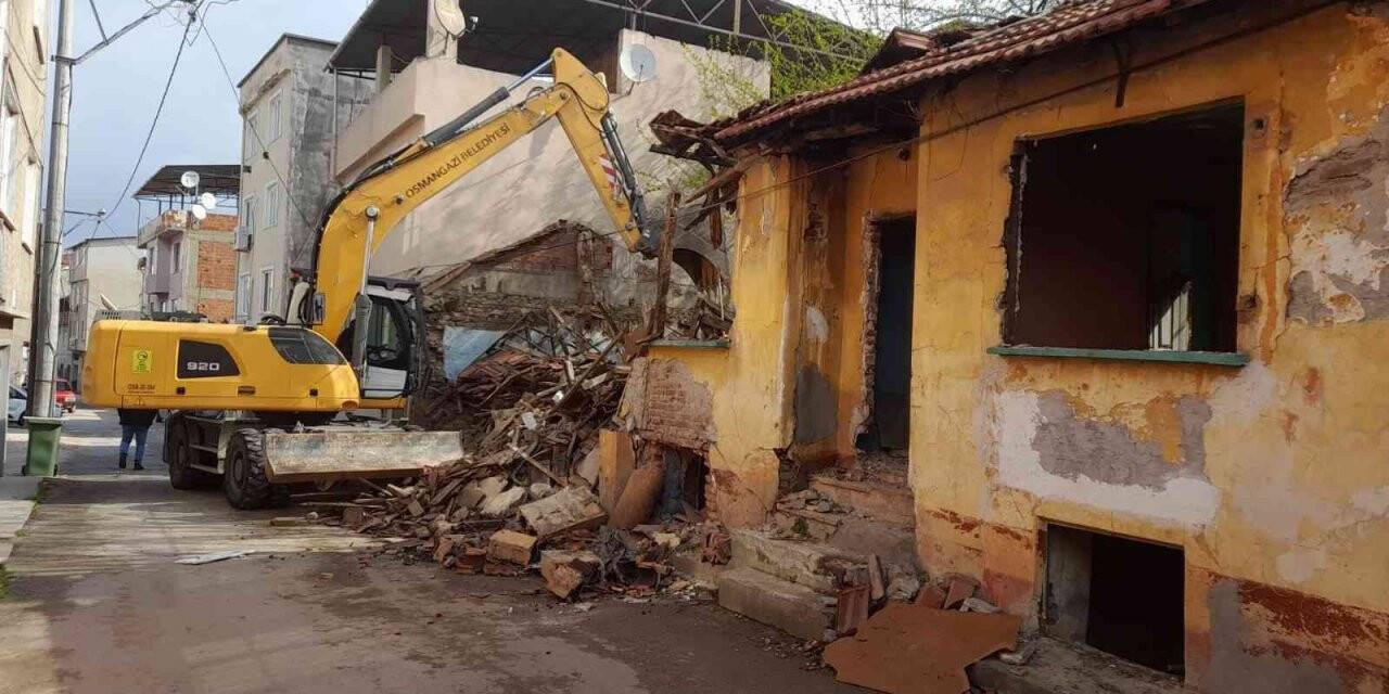 Osmangazi’de 2 metruk bina yıkıldı