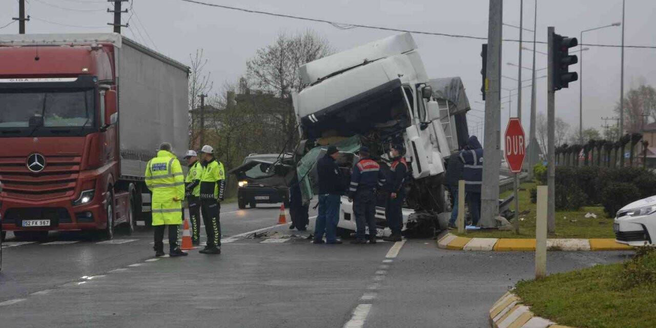 Su yüklü tır ışıklarda duramayarak önündeki tıra çarptı: 1 yaralı
