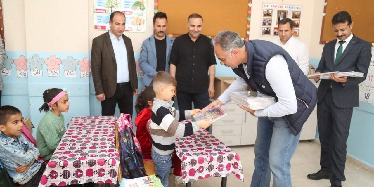 Eyyübiye’de binlerce okuma kitabı dağıtıldı