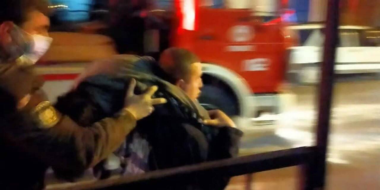 Yangında dumandan etkilenen şahsı itfaiye ekipleri kurtardı