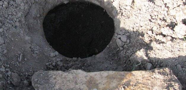 Tarlasında 2 bin yıllık küp buldu