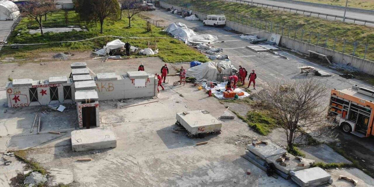 Ayda bebeği kurtarmışlardı; BAK- Kadıköy Orta Seviye Arama Kurtarma Sertifikası aldı