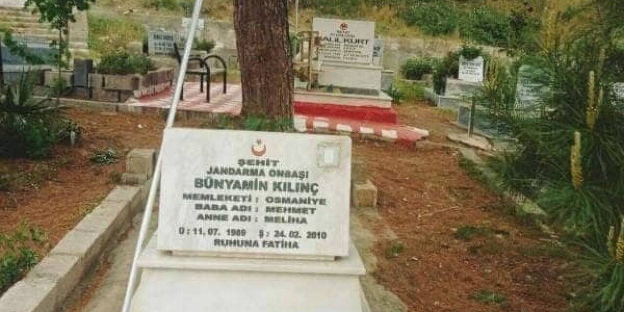 Şehitlikteki bayrakları çaldılar