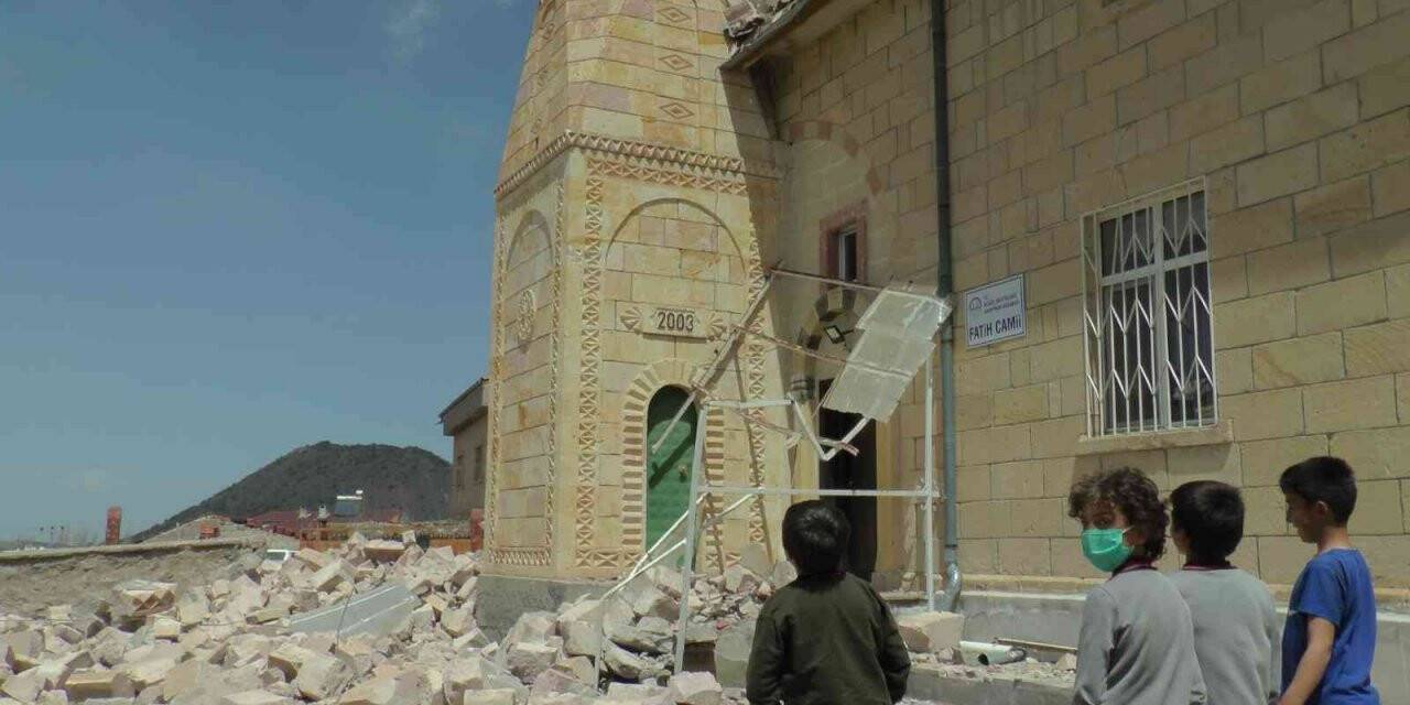 Fırtına cami minaresini yıktı