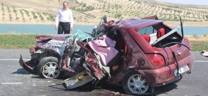 Kilis'te Otomobille Minibüs Çarpıştı: 4 Ölü, 3 Yaralı FOTOGALERİ