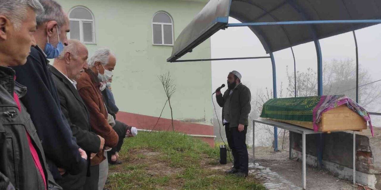Trafik kazasında hayatını kaybeden kadın son yolculuğa uğurlandı