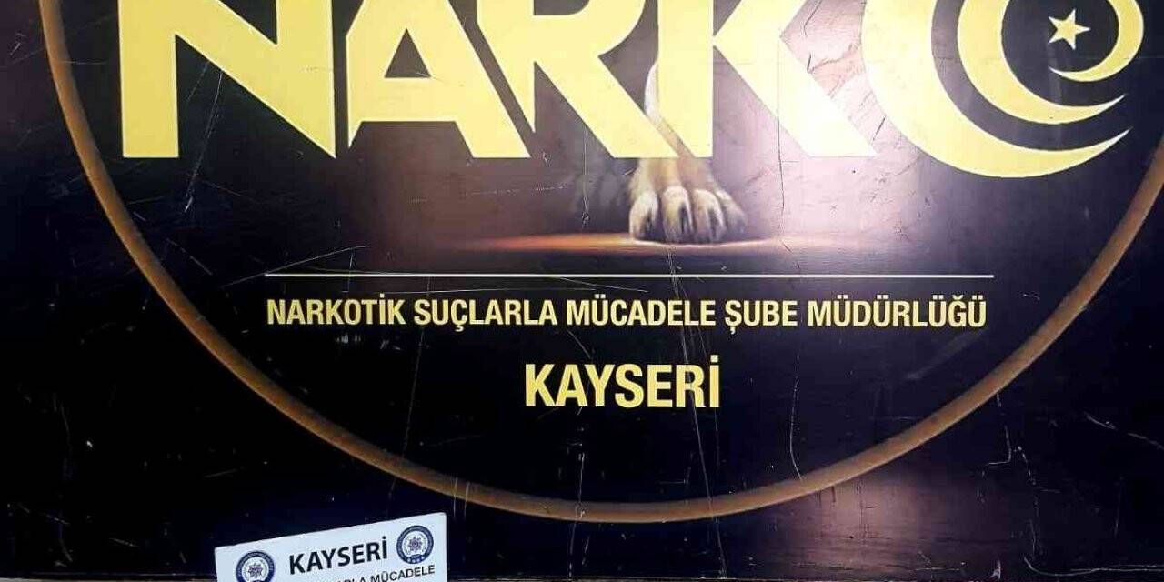 Otomobilin stop lambasından uyuşturucu çıktı