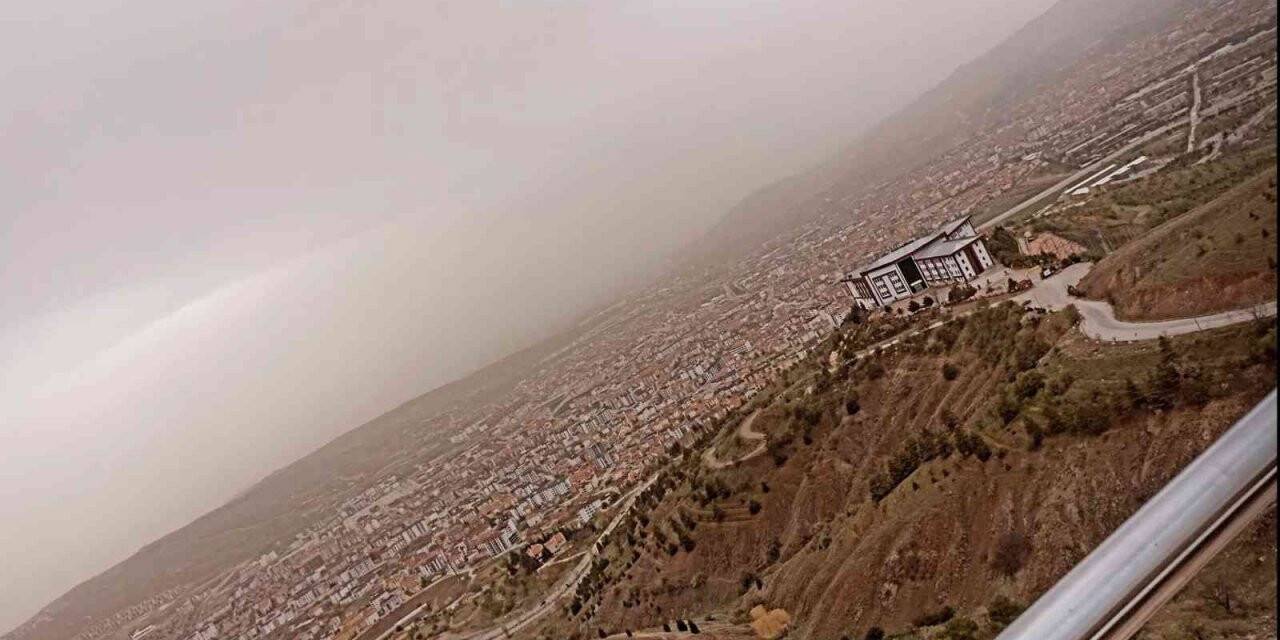 Elazığ’da toz taşınımı etkili oldu