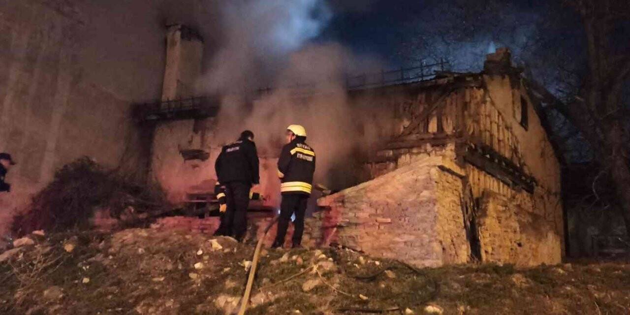 Sivas’ta metruk binada yangın