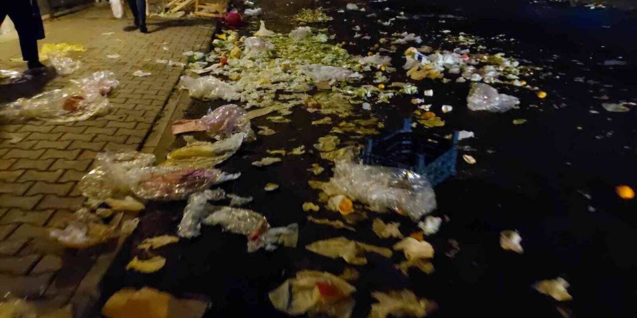 Her pazarda aynı manzara: Tonlarca çöpün çilesini temizlikçiler çekiyor