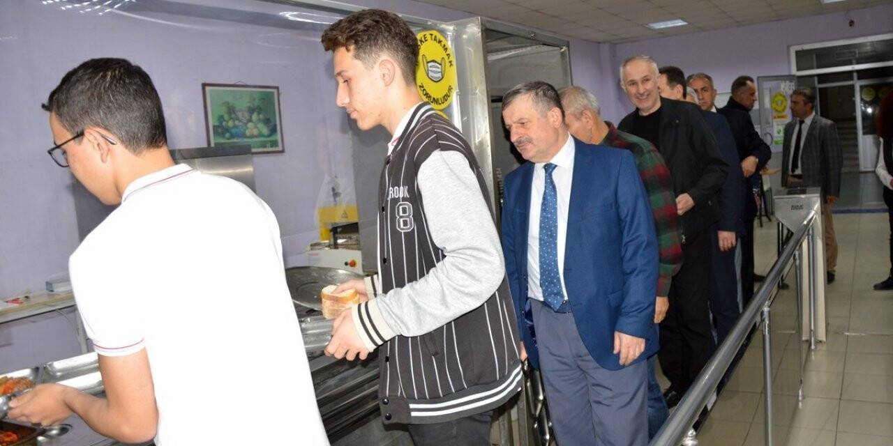 Protokol yatılı öğrencilerle iftar açtı